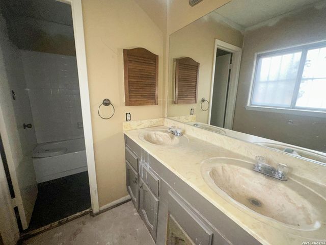 8218 Greenham, San Antonio, TX 78239