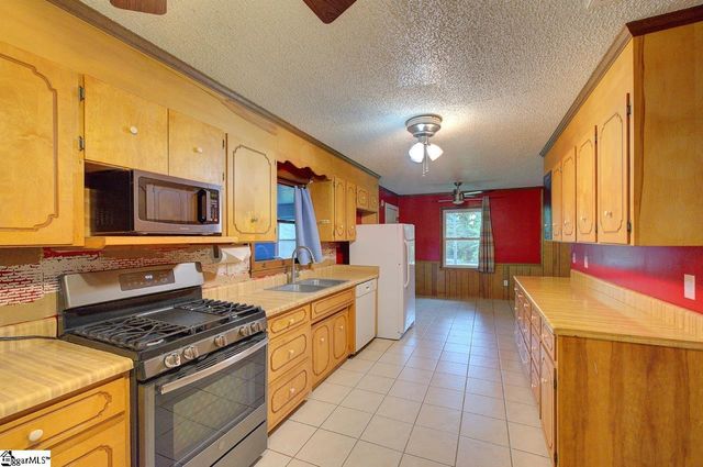 503 Edgewater Road, Woodruff, SC 29388