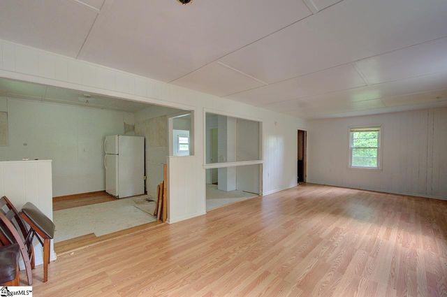 503 Edgewater Road, Woodruff, SC 29388