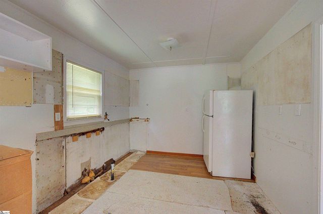 503 Edgewater Road, Woodruff, SC 29388