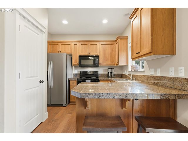 585 S DONNA Dr, Newberg, OR 97132