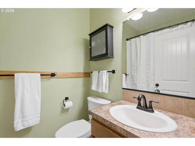 585 S DONNA Dr, Newberg, OR 97132
