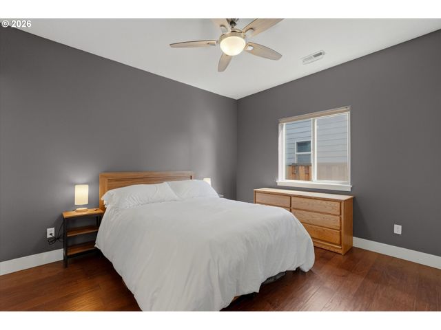 585 S DONNA Dr, Newberg, OR 97132