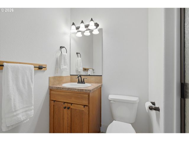 585 S DONNA Dr, Newberg, OR 97132