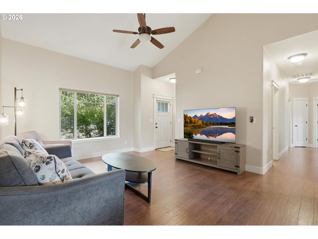 585 S DONNA Dr, Newberg, OR 97132
