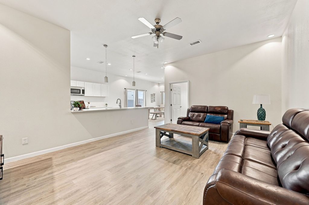 922 Pecos River Drive, Granbury, TX 76048 — photo 4