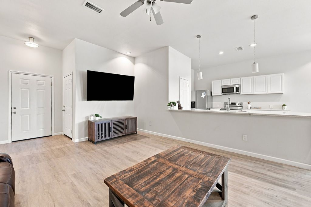 922 Pecos River Drive, Granbury, TX 76048 — photo 5