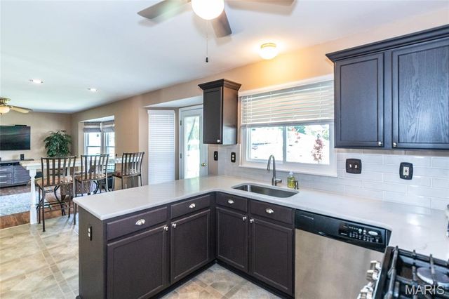 1915 Fox Pointe Drive, Arnold, MO 63010