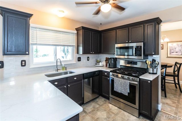 1915 Fox Pointe Drive, Arnold, MO 63010