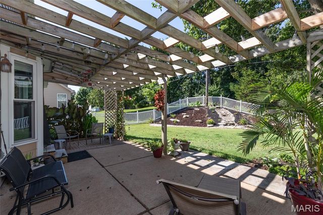 1915 Fox Pointe Drive, Arnold, MO 63010