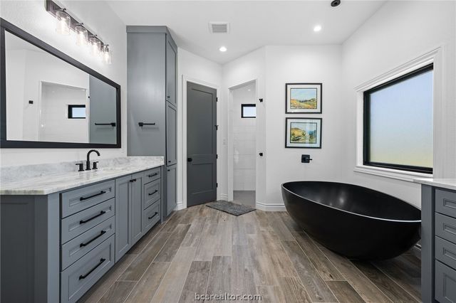 10121 St John Drive, Iola, TX 77861