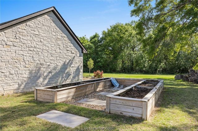 10121 St John Drive, Iola, TX 77861