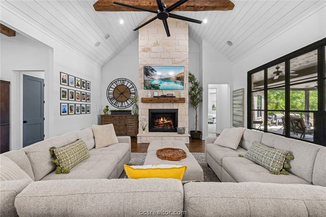 10121 St John Drive, Iola, TX 77861