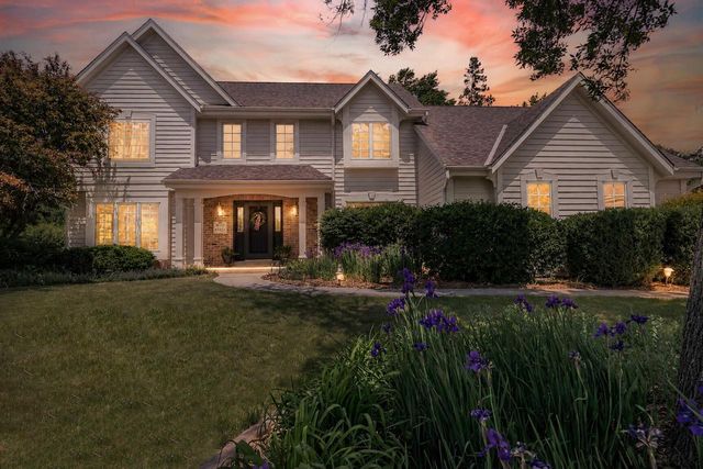 W159N7482 Pinewood CIRCLE, Menomonee Falls, WI 53051