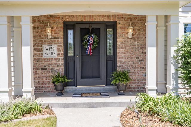 W159N7482 Pinewood CIRCLE, Menomonee Falls, WI 53051