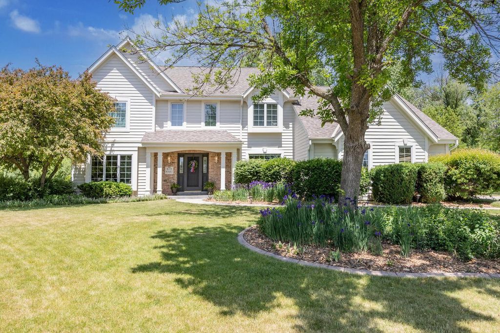 W159N7482 Pinewood CIRCLE, Menomonee Falls, WI 53051