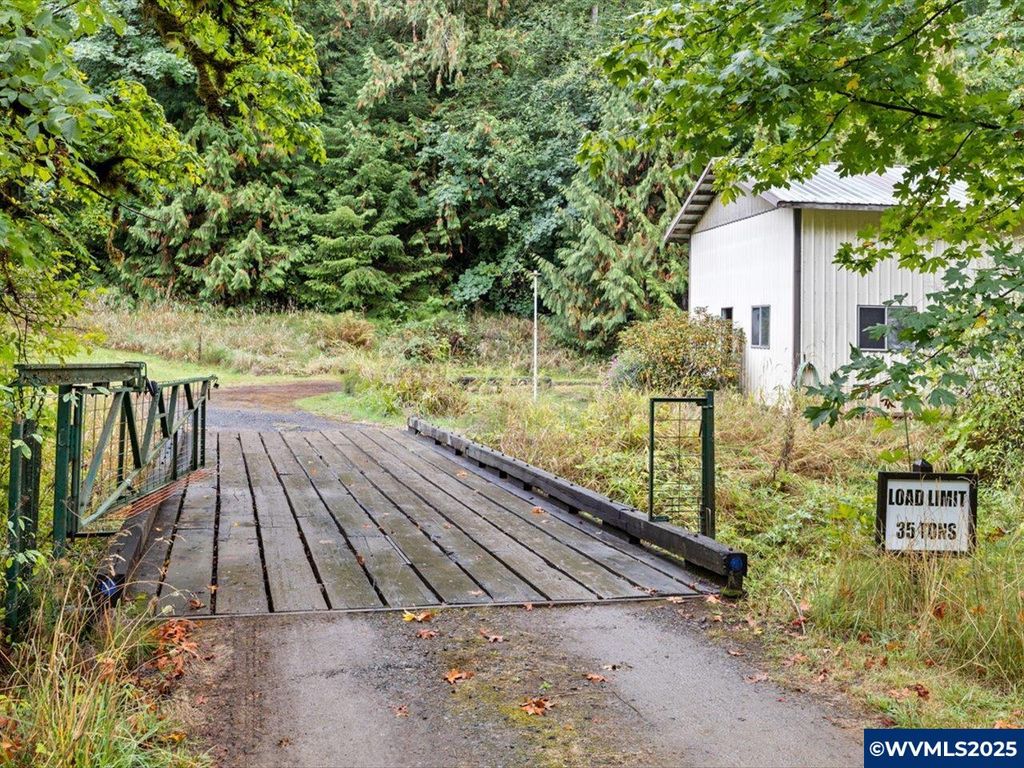 Image 2 of property listing at 22530 Woods Creek Rd, Philomath, OR 97370