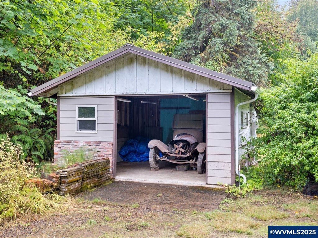 Image 29 of property listing at 22530 Woods Creek Rd, Philomath, OR 97370