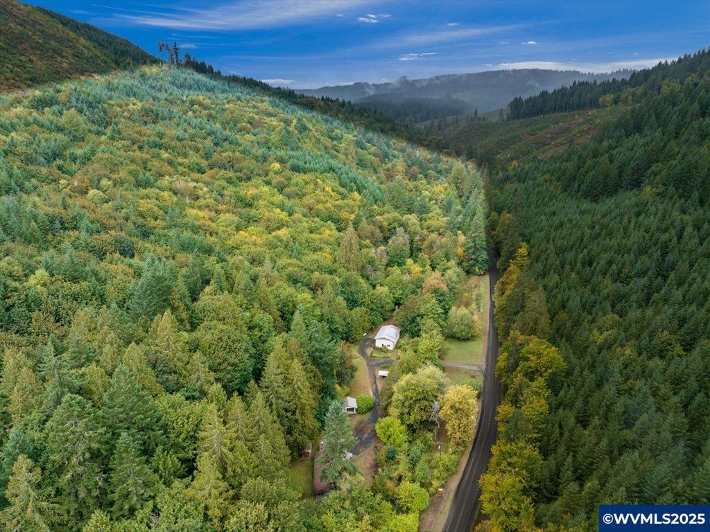 Image 31 of property listing at 22530 Woods Creek Rd, Philomath, OR 97370