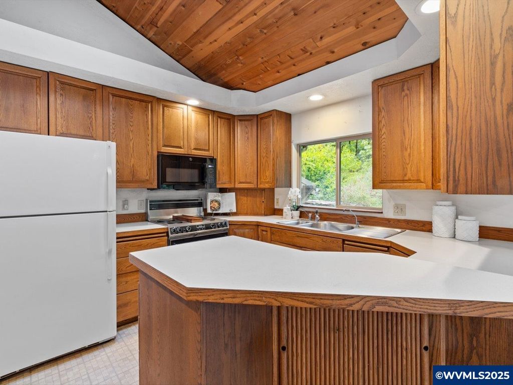 Image 4 of property listing at 22530 Woods Creek Rd, Philomath, OR 97370