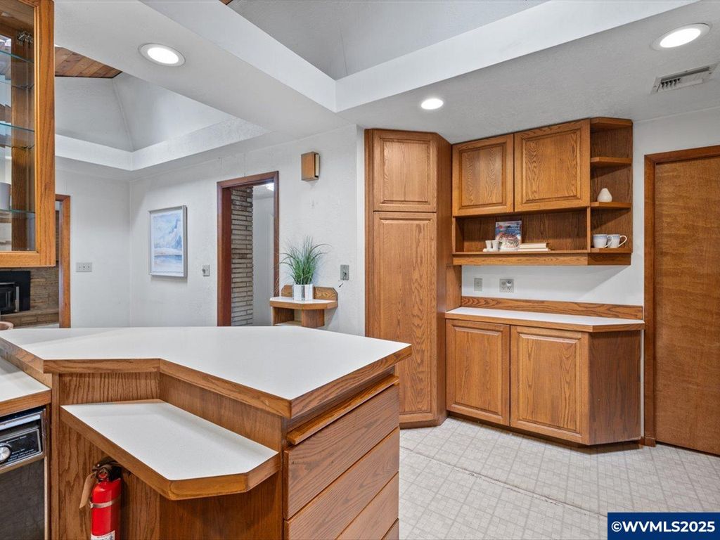 Image 7 of property listing at 22530 Woods Creek Rd, Philomath, OR 97370