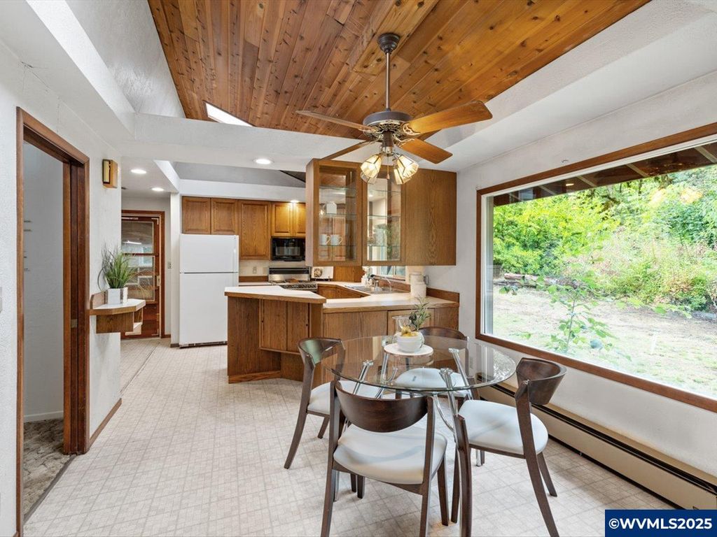 Image 9 of property listing at 22530 Woods Creek Rd, Philomath, OR 97370