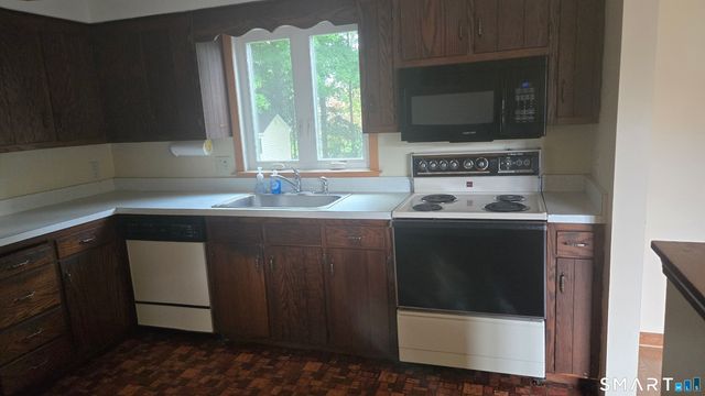121 Carriage Drive, Manchester, CT 06040