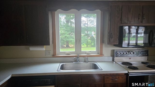 121 Carriage Drive, Manchester, CT 06040