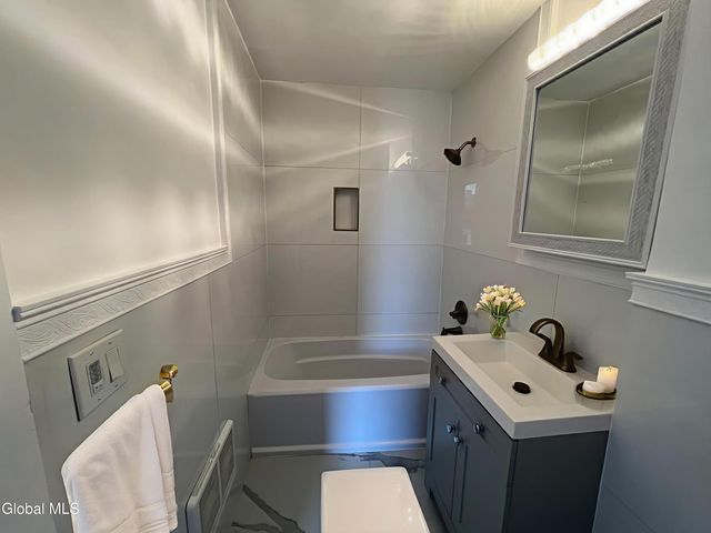 5 Broadway 408, Troy, NY 12180