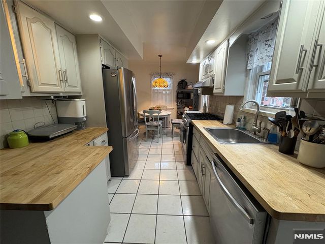 40 Sylvan Avenue, Bergenfield, NJ 07621