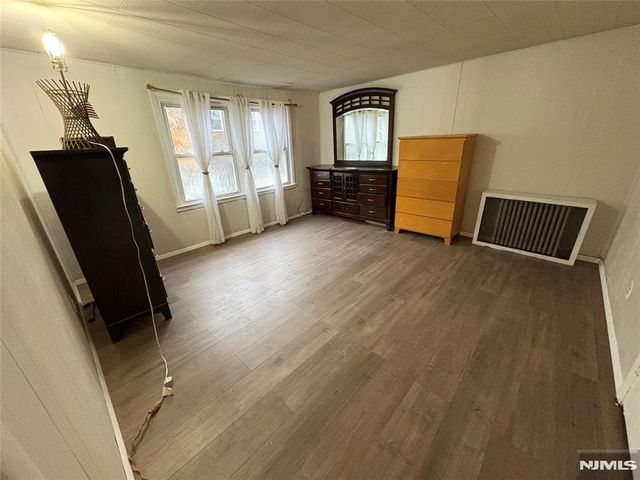 40 Sylvan Avenue, Bergenfield, NJ 07621