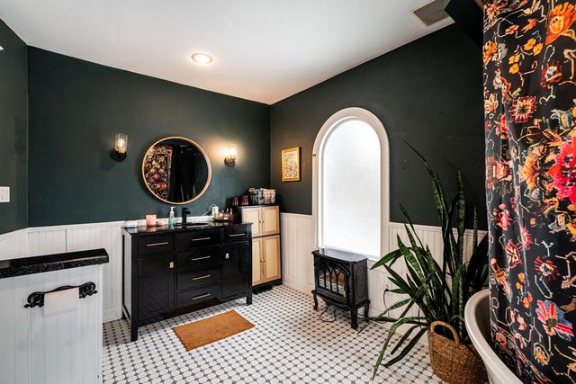 602 N Hartwell AVENUE, Waukesha, WI 53186