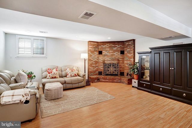 115 W CHURCH RD, Sterling, VA 20164