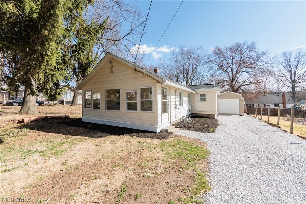 3239 Lakeway Street, Akron, OH 44319