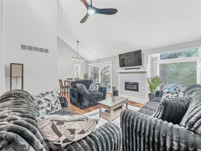 10078 N LOCUST Street, Kansas City, MO 64155