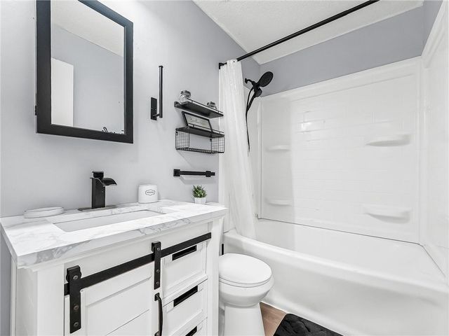 10078 N LOCUST Street, Kansas City, MO 64155