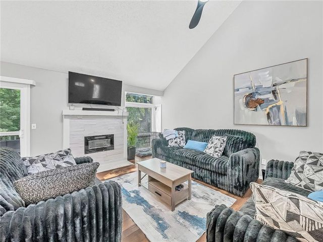 10078 N LOCUST Street, Kansas City, MO 64155