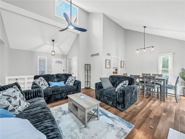10078 N LOCUST Street, Kansas City, MO 64155