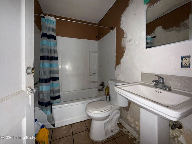 1566 Loney Ln, Louisville, KY 40216