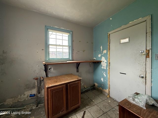 1566 Loney Ln, Louisville, KY 40216