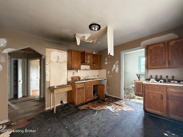 1566 Loney Ln, Louisville, KY 40216