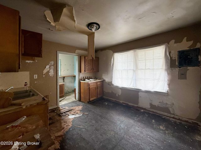 1566 Loney Ln, Louisville, KY 40216