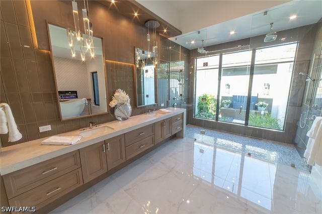 18 Caribbean RD, Naples, FL 34108