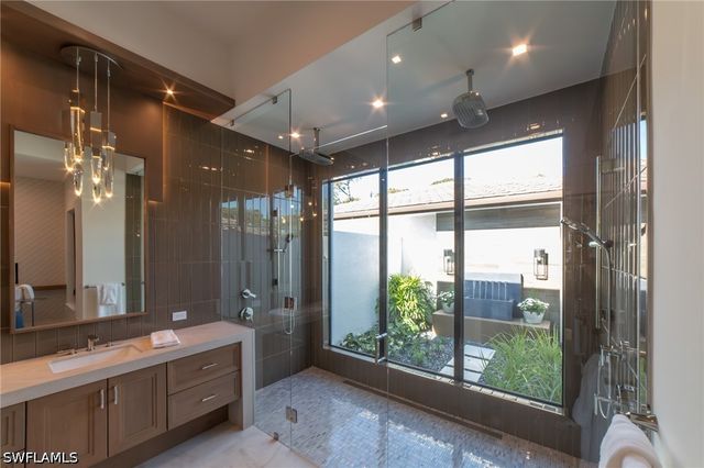 18 Caribbean RD, Naples, FL 34108
