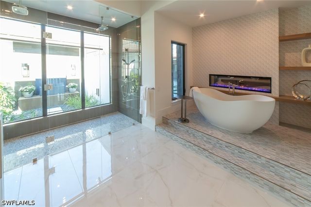 18 Caribbean RD, Naples, FL 34108