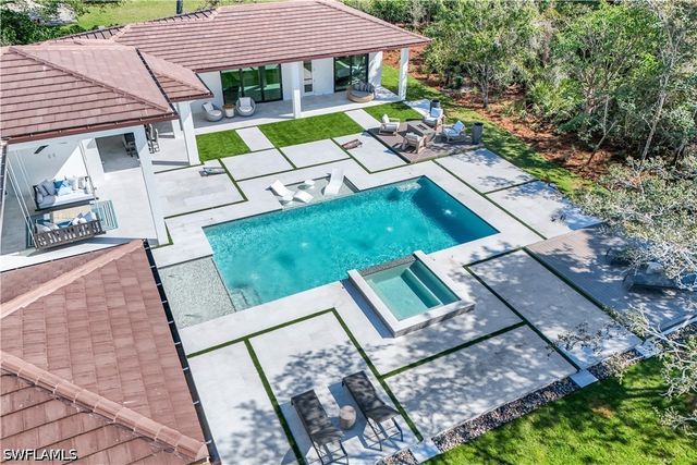 18 Caribbean RD, Naples, FL 34108