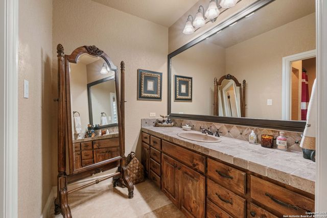 44 OAKLAND HLS, Boerne, TX 78006