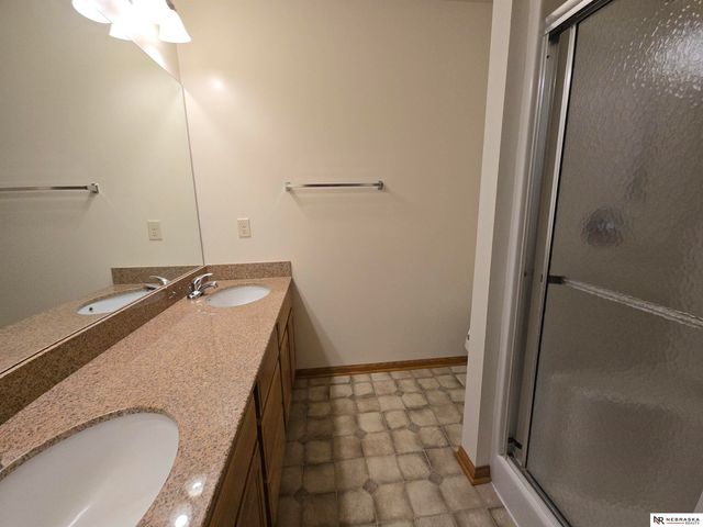 927 Carlton Circle, Lincoln, NE 68512