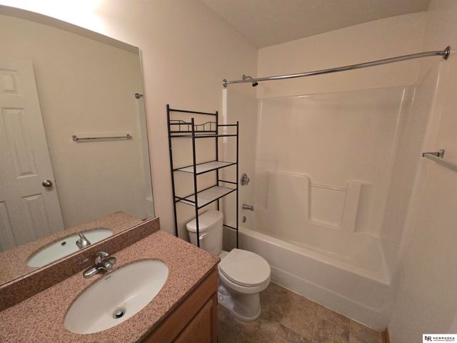 927 Carlton Circle, Lincoln, NE 68512