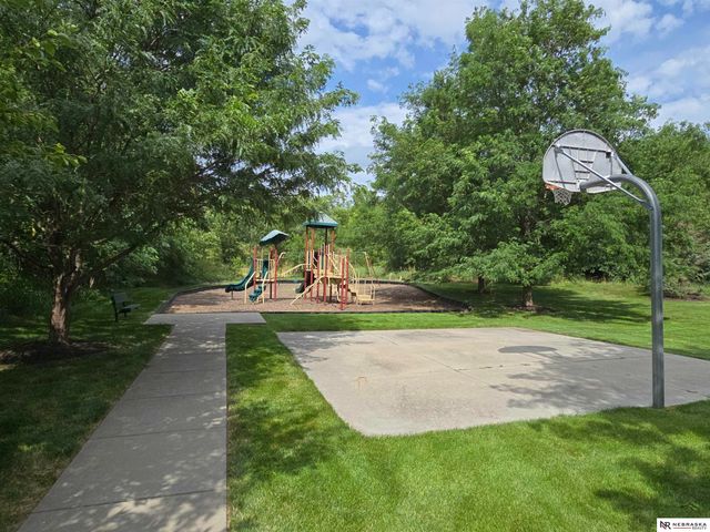 927 Carlton Circle, Lincoln, NE 68512